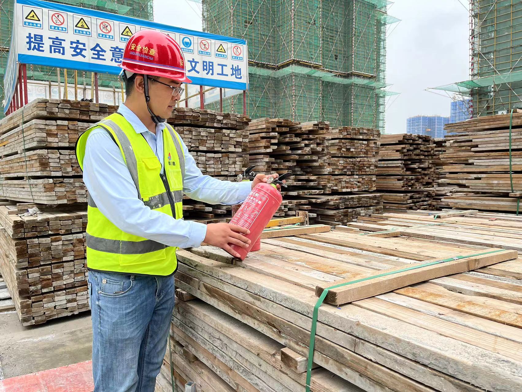 6六分公司1——同大集鎮(zhèn)安置點項目負責(zé)人任磊跟班作業(yè)進行消防檢查.jpg